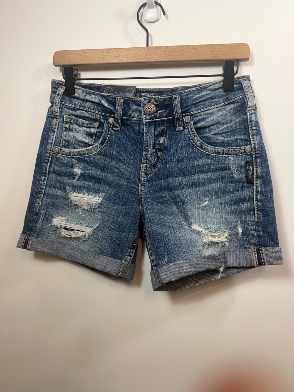 Silver Women’s boyfriend mid rise classic denim shorts size 26. NWT.